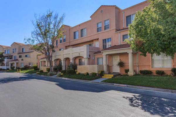 $2,649 / 2br - 957ft2 - Spacious 2 Bed 2 Bath Townhomes w/ Garage – Tour Today! (18005 W. Anne's Circle, Los Angeles, CA)63952927274242124