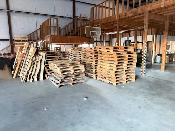 FREE PALLETS – VARIOUS SIZES – PICKUP ONLY 1