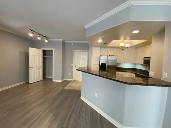 $1,800 / 2br - 1102ft2 - 2/2, Lovely executive unit in UTC,                  "REGENTS LA JOLLA" (San Diego, carmel valley, sorrento la jolla del mar)64037218551041120