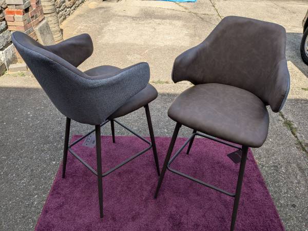 2 Bar Stools 1