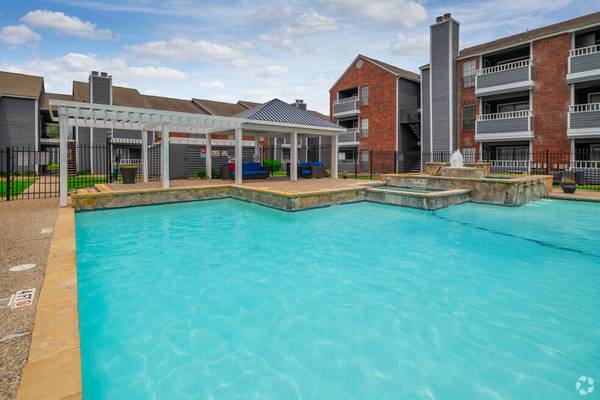 $1,099 / 2br - 935ft2 - Dos dormitorios y dos baños con techos abovedados! (6350 Meadowvista Dr.)64036537781761123
