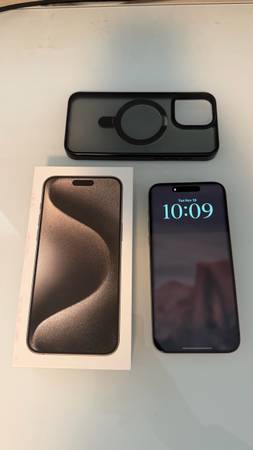 iPhone 15 Pro Max — 256GB — Almost New + Case 1