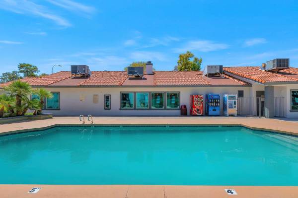 $1,054 / 1br - 720ft2 - Courtesy Attendants, Beautiful Landscaping, Fireplace (Gilbert)64025000157953120