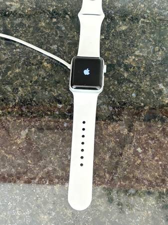 Apple Watch Series 3 GPS - 38mm - Sport Band - Aluminum Case 1