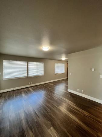 $1,695 / 2br - Modern 2-Bed! Parking, W/D, Stainless App & Pet Friendly! (Vancouver)63777293635585123