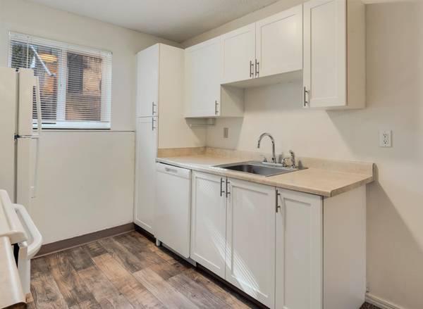 $1,450 / 2br - Justo al lado de muchas tiendas eclécticas + 1 milla a PCC-Sylvania - Dos habitaciones (Portland)63831326347009124