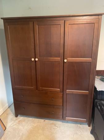 Shaker 3-Door Wardrobe — Excellent Condition (Fully Assembled, Upgrade 1