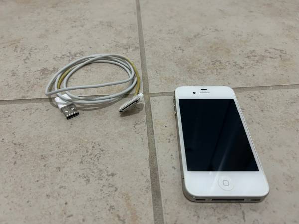 iPhone 4 8GB unlocked (Not activating) 1