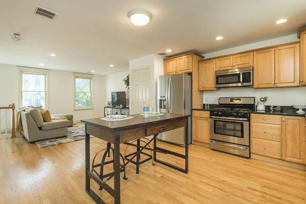 $3,900 / 3br - East Boston 3 Bed/2.5 Bath Townhouse-Style Condo | Eutaw St (East Boston)64034776789377123