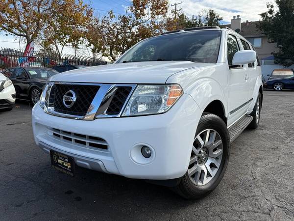 2011 Nissan Pathfinder LE  1