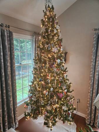 9ft tall xmas tree 1