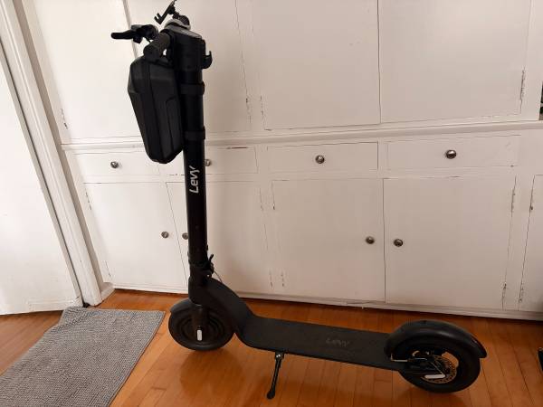 Levy Light Electric Scooter, Accessories & Electric Pump 1