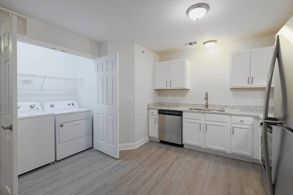 $1,049 / 1br - 750ft2 - Ready Now @Oak Pointe Apartments!! (Burlington, NC)64027278434305123