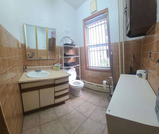 $1,780 Large semi studio + INTERNET IN killer location next to subway, bus (Greenpoint-Wiliamsburg)63661221406849122