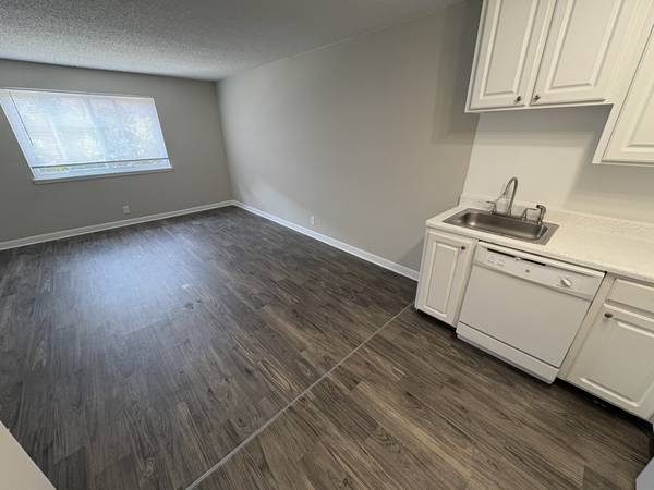 $1,075 / 1br - 800ft2 - New flooring and countertops! Get $100 off August rent! (hermitage)63680355921793123