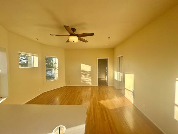 $1,450 / 1br - 550ft2 - * * TOP FLOOR / CORNER  * VIEW * * (2018 NW Everett / NW / Northwest)63820882939651123