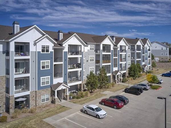$1,745 / 2br - 1109ft2 - Lavado de Autos de Servicio Autónomo, Techos Elevados, Armarios de Paseo (Norte de Colorado Springs)63658145627905124
