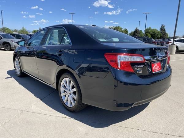 2014 Toyota Camry Hybrid LE sedán Cosmic Gray Mica - $15,504 (LLAME AL 720-504-5918 PARA EL PRECIO ELECTRÓNICO)63619827819395122
