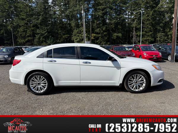 2011 Chrysler 200 Limited 1