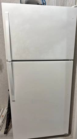 White Refrigerator w Icemaker 1