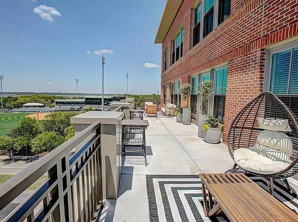 $1,360 / 1br - 709ft2 - Caroline64015947386881121