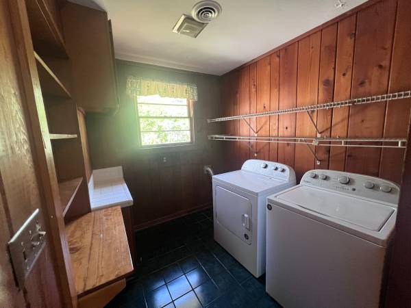 $3,500 / 3br - 2267ft2 - 122 East Edgewater Dr (Edgewater Park)64016105398659124