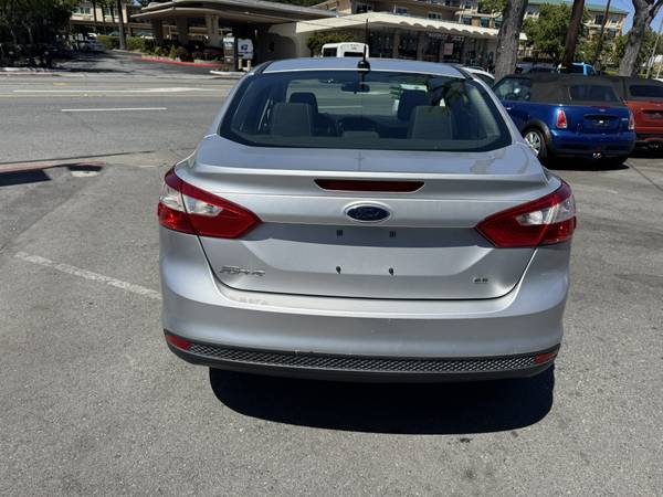 2012 FORD FOCUS SE. TÍTULO LIMPIO, PASE DE SMOG, ¡SOLO 40K MILLAS! FUNCIONA EXCELENTE - $7,999 (san mateo)63624172744705123