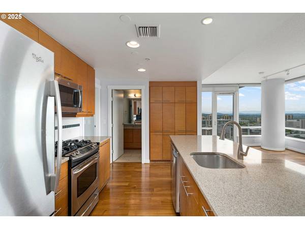 $2,995 / 2br - 1051ft2 - Modern 2-Bed/2-Bath Condo with Balcony & Prime Downtown Location (Portland)63672600959619124