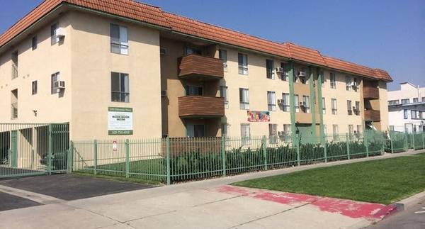 $1,945 / 500ft2 - Estudio remodelado con balcón - Descuento único de $1000 (2711 Ellendale Pl, Los Ángeles, CA)63857734311043121