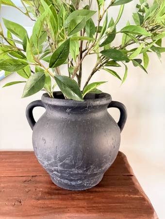 Black decorative vase 1