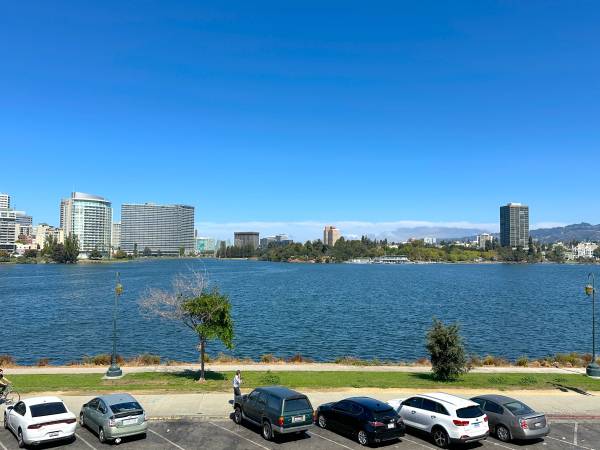$2,150 / 1br - 650ft2 - Video&Plan! Lake Front Views! Corner, Dining Room, Dishwasher&Parking (oakland lake merritt / grand)63889098919297121