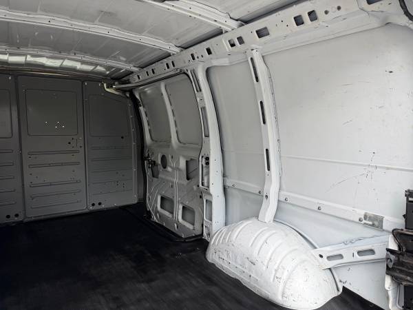 2011 Chevrolet Express 2500 - Photo 12