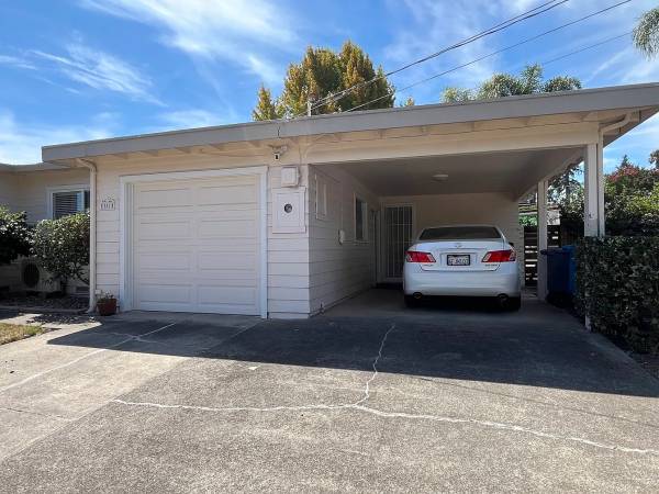 Spacious studio (granny unit) with private entrance 1