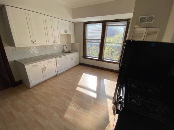 $2,000 / 2br - Wonderful two bedroom rehab in West Lakeview! (Lakeview)64041808620931122