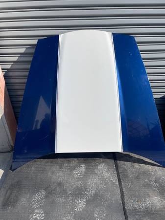 Corvette c6 hood nice shape  no cracks 1