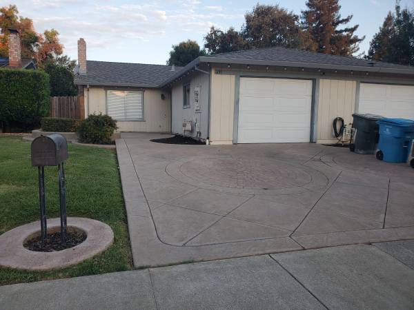 3Bed/2Bath half-plex in Dixon. Pets negotiable! 1
