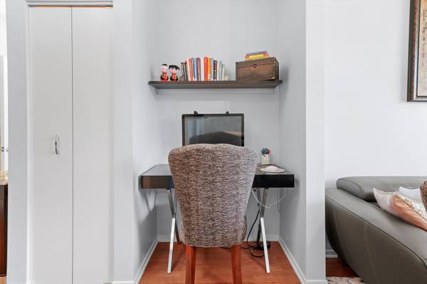 $2,074 / 1br - 1 bedroom / bath with updated kitchen has an expansive breakfast bar (Chicago)63960014437506124