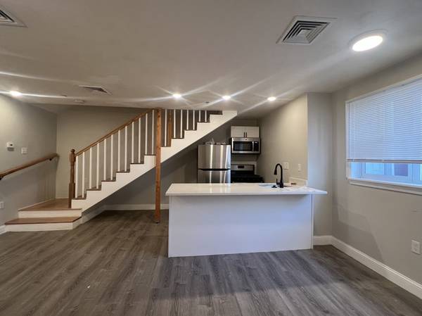 $3,000 / 2br - East Somerville 2 Bed/1 Bath Apartment | Near Gilman Square (East Somerville)63699507168897122