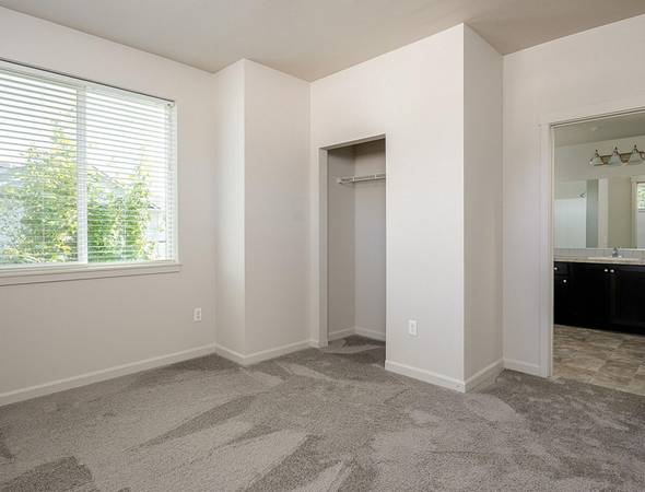 $1,450 / 1br - GET a FREE MONTH & $1000 MOVE! + Vibrant Unit w Efficient Appliances (Vancouver)63867270625795124