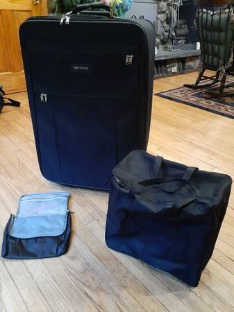 Samsonite Large Rolling Suitcase with Pullout Handle Plus 2 Extra Bags 1