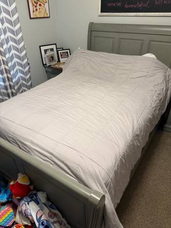 Two Sided Beige and White Full Size Comforter! 1