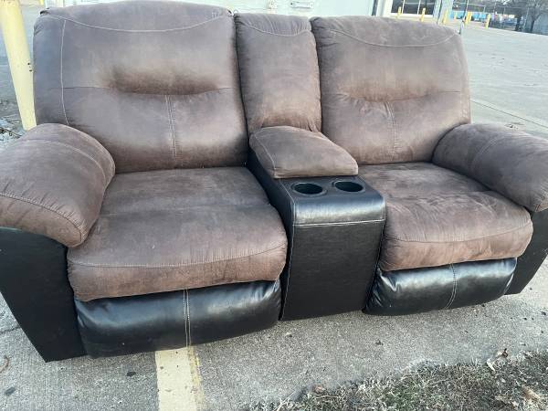 manual recliner couch / cup holder /storage 1