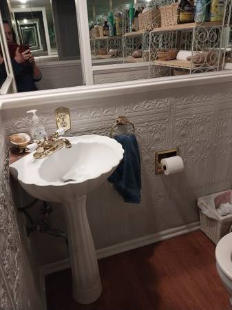 $1,000 / 3br - 2100ft2 - Seeking Middle-aged M/F to Rent Beautiful Bedroom and Bathroom in My T (Southmoor Park, Denver)63679424041475122