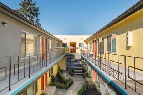 $2,595 / 2br - Off-Street Parking, Upgraded Kitchens (1222 West 39th Street, Los Angeles, CA)63840113939331121
