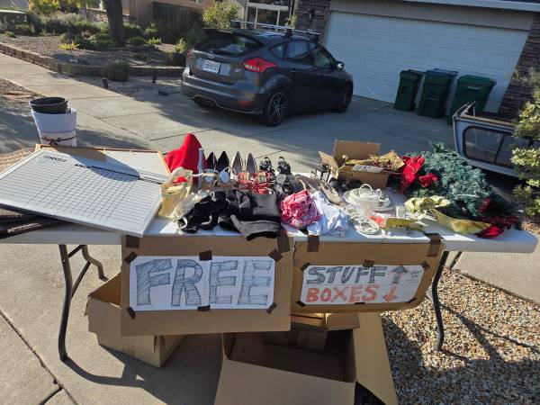 UPDATED Free stuff. Lighting, whiteboard, shoes, carpet, Xmas, more 1