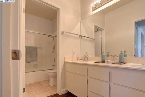 $1,000 / 1br - 805ft2 - Stunning first floor condo in the most prestigious location in Alamo (Dublin)63826175978881123