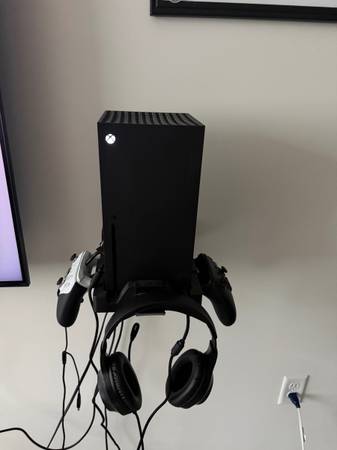 Playstation 5 Slim Digital Edition 1TB  and Xbox Series X 1TB 1