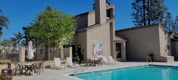 $2,440 / 1br - 865ft2 - Patio or balcony in every unit, Vaulted ceilings in upstairs units (Ventura, CA)63668253426819124