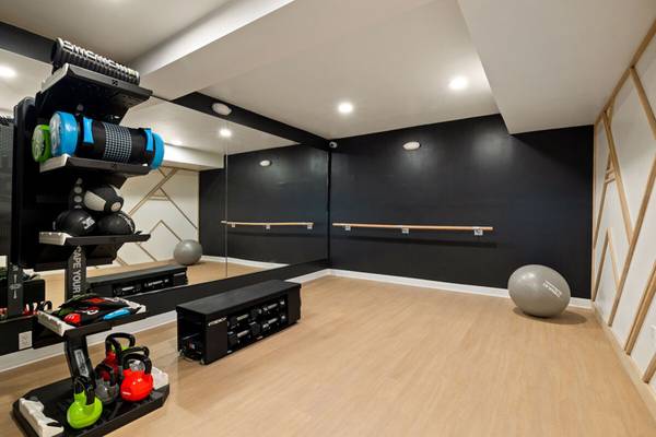 $1,885 / 450ft2 - Espejos de tocador enmarcados, paquete de accesorios modernos, estudio (Hollywood)63701015960835121