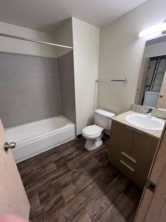 $1,960 / 1br - 698ft2 - Live Steps from Campus! Renovated 1 BR in Vibrant U District (U District)63808107389825124